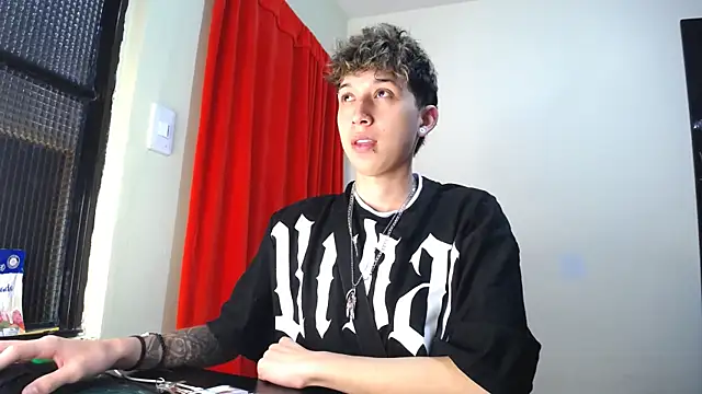 Snapshot of _Thomas_hot_ chatting on 02/07/25, 06:56  Thomas hot  online show from 02/07/25, 06:56