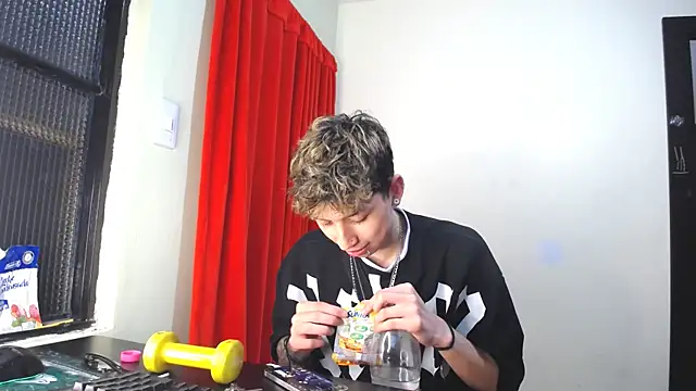 Snapshot of _Thomas_hot_ chatting on 02/08/25, 08:42  Thomas hot  online show from 02/08/25, 08:42