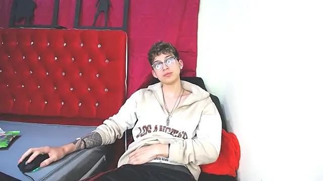 Snapshot of _Thomas_hot_ chatting on 02/11/25, 06:44  Thomas hot  online show from 02/11/25, 06:44