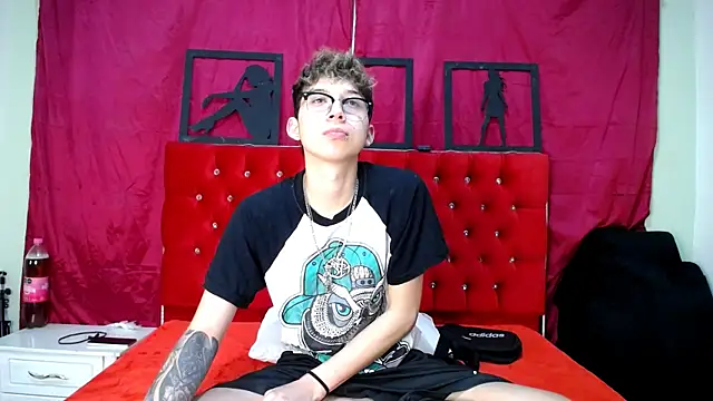 Snapshot of _Thomas_hot_ chatting on 02/13/25, 07:42  Thomas hot  online show from 02/13/25, 07:42