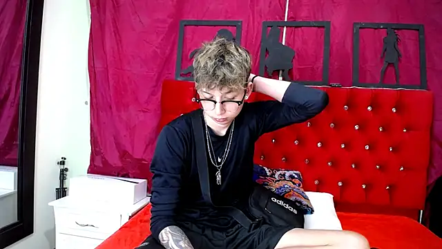 Snapshot of _Thomas_hot_ chatting on 02/16/25, 12:19  Thomas hot  online show from 02/16/25, 12:19