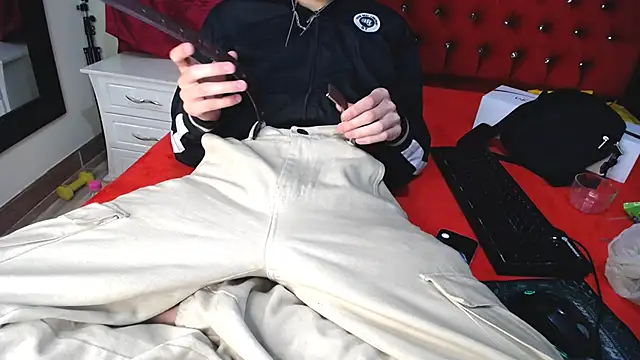 Snapshot of _Thomas_hot_ chatting on 02/18/25, 01:21  Thomas hot  online show from 02/18/25, 01:21