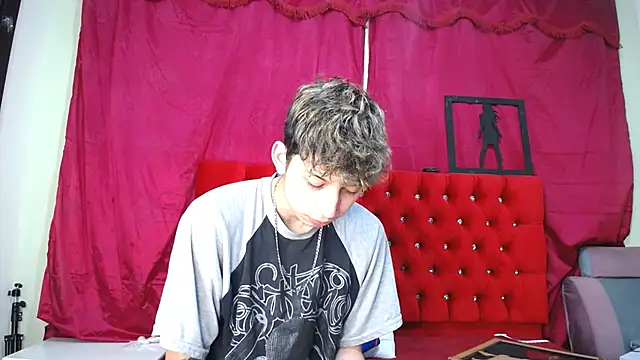 Snapshot of _Thomas_hot_ chatting on 03/01/25, 04:33  Thomas hot  online show from 03/01/25, 04:33