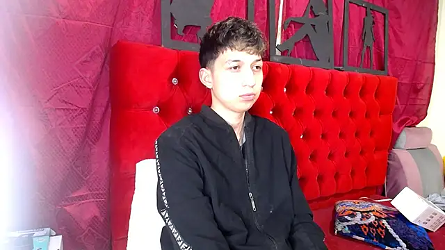 Snapshot of _Thomas_hot_ chatting on 03/20/25, 12:40  Thomas hot  online show from 03/20/25, 12:40