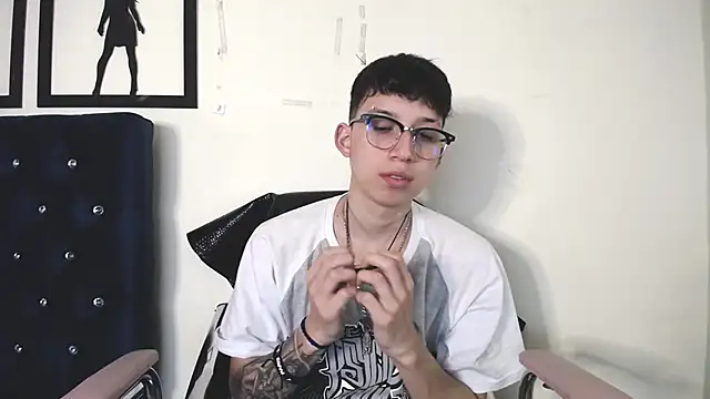 Snapshot of _Thomas_hot_ chatting on 09/24/25, 02:04  Thomas hot  online show from 09/24/25, 02:04