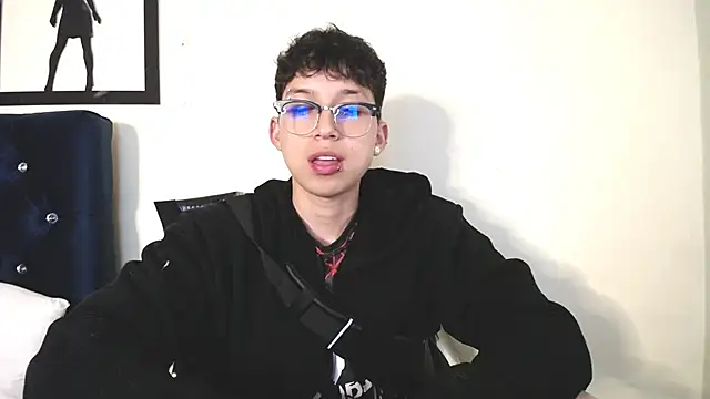 Snapshot of _Thomas_hot_ chatting on 10/24/25, 01:35  Thomas hot  online show from 10/24/25, 01:35