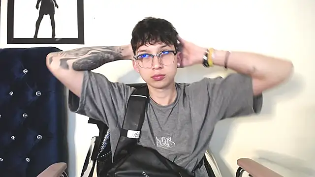 Snapshot of _Thomas_hot_ chatting on 10/29/25, 01:19  Thomas hot  online show from 10/29/25, 01:19