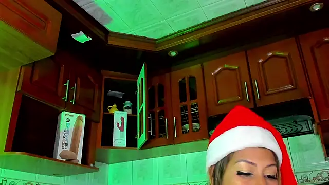 Snapshot of LaureenHills chatting on 12/20/24, 03:25 LaureenHills online show from 12/20/24, 03:25