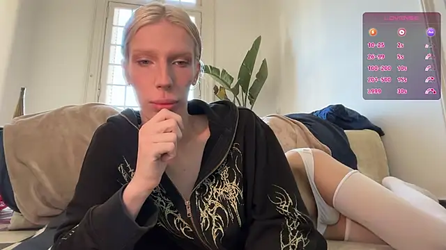 Snapshot of AliceSnowCatt chatting on 06/23/26, 01:20 AliceSnowCatt online show from 06/23/26, 01:20
