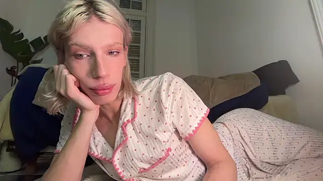 Snapshot of AliceSnowCatt chatting on 07/19/26, 01:26 AliceSnowCatt online show from 07/19/26, 01:26