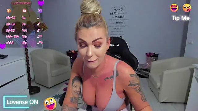 GlossyDiamondX online show from 04/01/26, 02:56