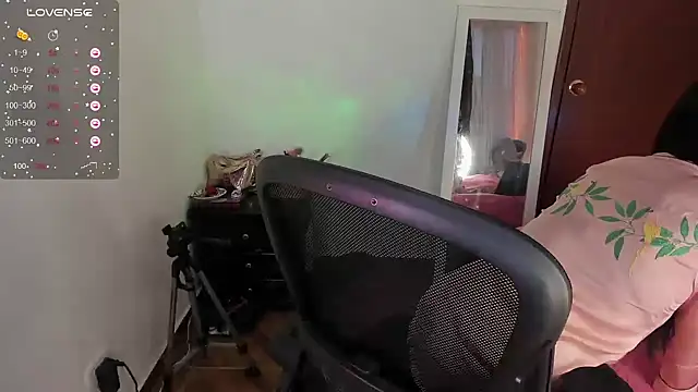 Snapshot of youpinkgirl_ chatting on 12/31/24, 11:06 youpinkgirl  online show from 12/31/24, 11:06