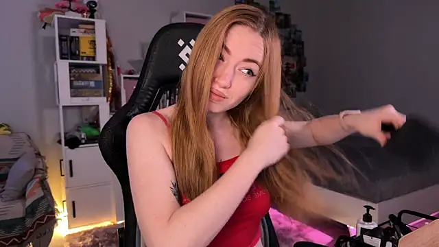 LinaWitch online show from 10/24/25, 11:06