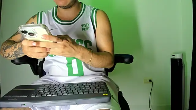 Snapshot of male_pussy chatting on 12/17/24, 03:17 male pussy online show from 12/17/24, 03:17