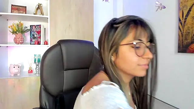 Isabellaa22 1 online show from 02/18/25, 03:21