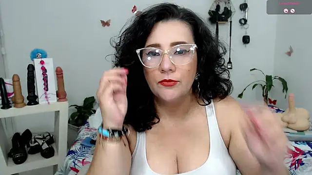 Snapshot of mom_hot__ chatting on 10/03/25, 11:02 mom hot online show from 10/03/25, 11:02