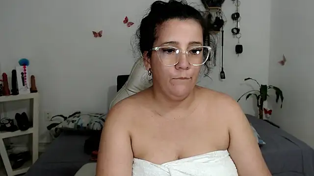 Snapshot of mom_hot__ chatting on 10/08/25, 09:01 mom hot online show from 10/08/25, 09:01