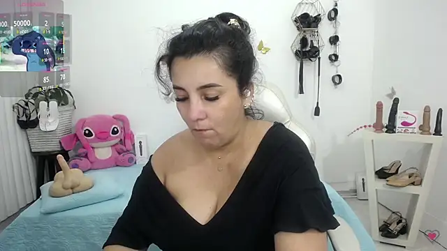 Snapshot of mom_hot__ chatting on 06/18/26, 01:04 mom hot online show from 06/18/26, 01:04