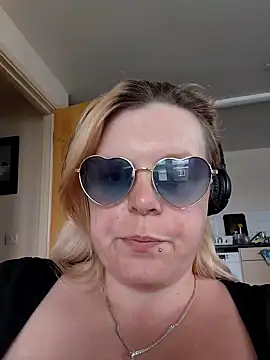 pinkieMilfPUSY online show from 06/15/26, 12:29
