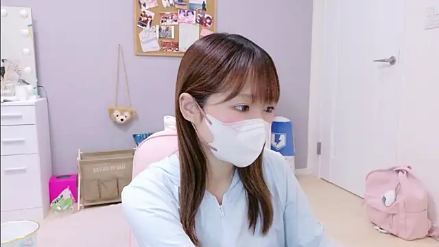 Snapshot of Yui-Ch chatting on 11/16/25, 12:00 Yui-Ch online show from 11/16/25, 12:00