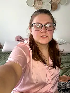 Snapshot of sexybee124 chatting on 10/15/25, 03:12 sexybee124 online show from 10/15/25, 03:12