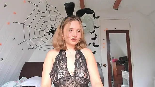 Sophy Bunny online show from 10/18/25, 06:30