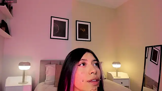Snapshot of Violetta_Nur chatting on 06/02/26, 09:28 Violetta Nur online show from 06/02/26, 09:28