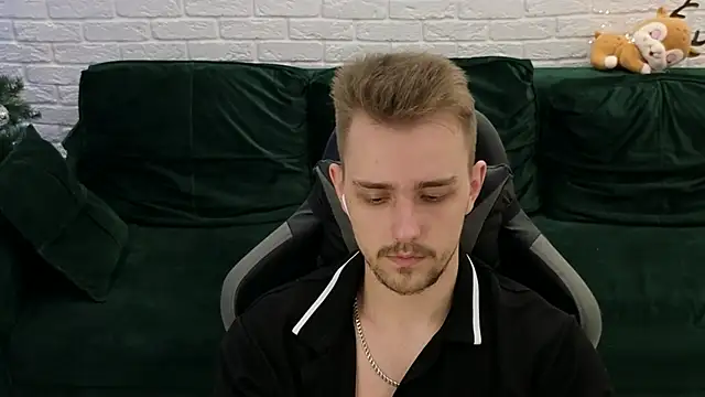 Larstar01 online show from 12/04/24, 01:14