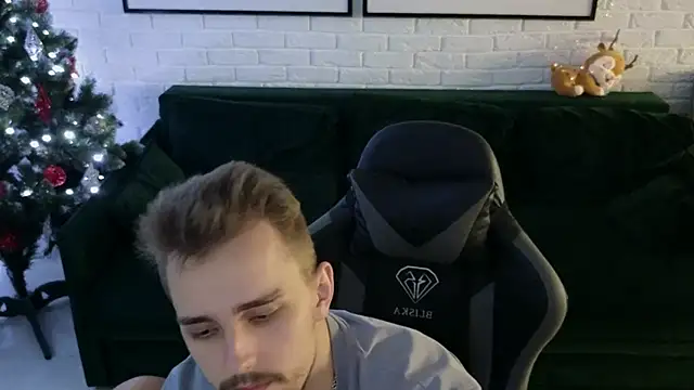 Larstar01 online show from 12/12/24, 05:31