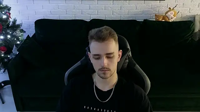 Larstar01 online show from 12/15/24, 01:57