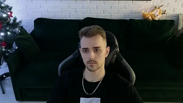 Larstar01 online show from 12/18/24, 01:37