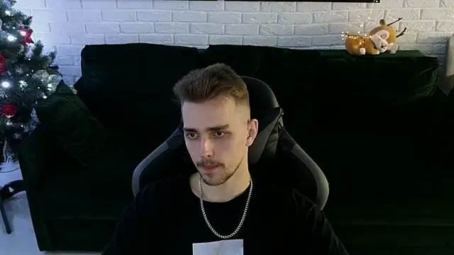 Larstar01 online show from 12/19/24, 02:34