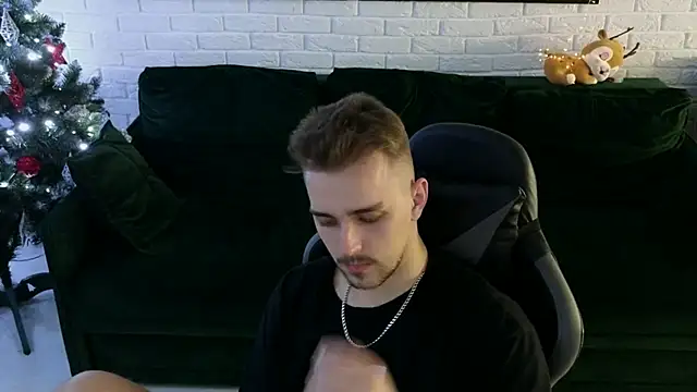 Larstar01 online show from 12/19/24, 05:40