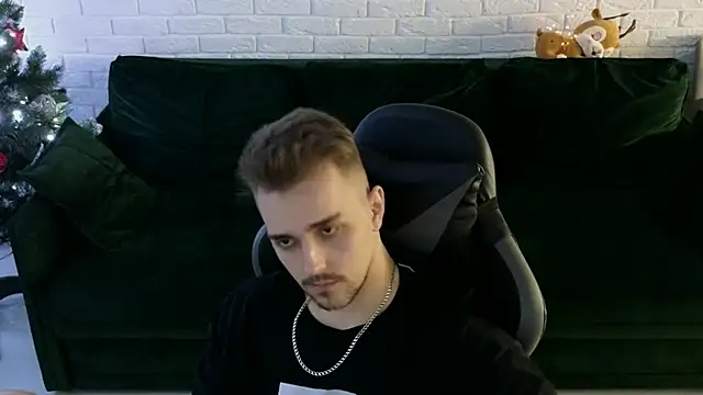 Larstar01 online show from 12/20/24, 01:36