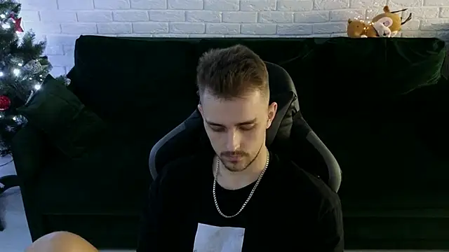 Larstar01 online show from 12/20/24, 04:42