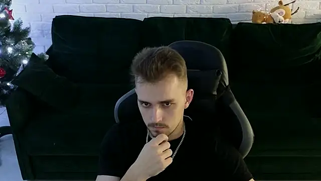 Larstar01 online show from 12/21/24, 01:26