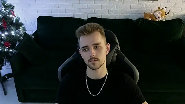 Larstar01 online show from 12/27/24, 01:43