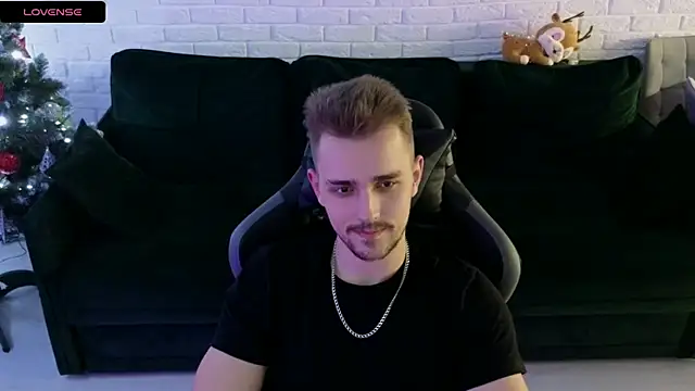 Larstar01 online show from 12/28/24, 02:43