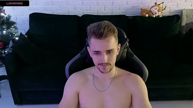 Larstar01 online show from 12/28/24, 05:44