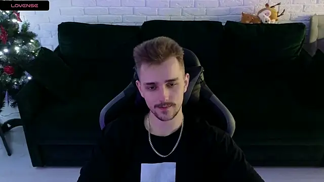 Larstar01 online show from 12/29/24, 01:45