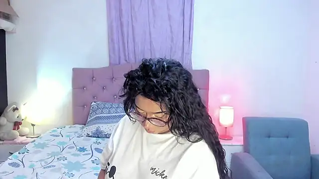 Snapshot of Latinabombsheell chatting on 06/21/26, 04:37 Latinabombsheell online show from 06/21/26, 04:37