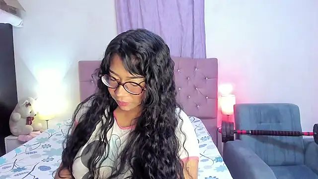 Snapshot of Latinabombsheell chatting on 06/29/26, 05:35 Latinabombsheell online show from 06/29/26, 05:35