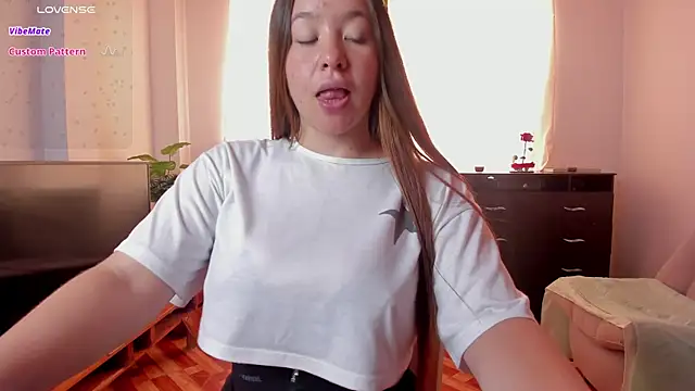 Snapshot of Simply_Zoe__ chatting on 02/26/25, 06:00 Simply Zoe   online show from 02/26/25, 06:00