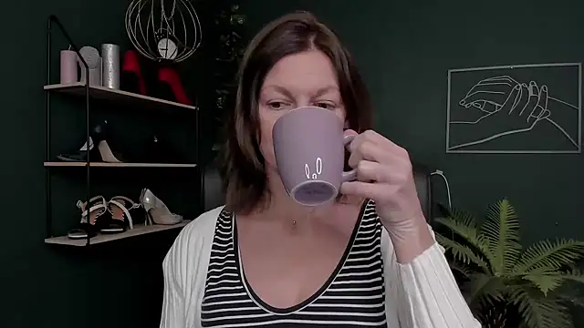 VivianWILD online show from 11/22/25, 08:13