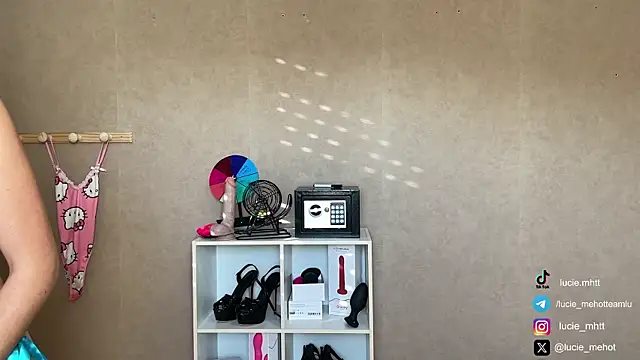 lucie mehott online show from 09/18/25, 07:10