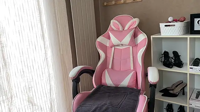 lucie mehott online show from 11/30/25, 09:57