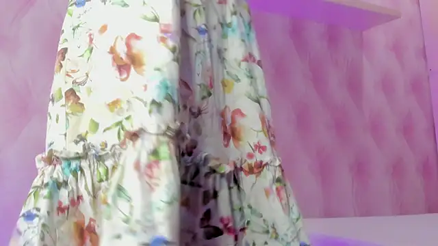 Snapshot of Hilary-banks chatting on 03/04/25, 03:44 Hilary-banks online show from 03/04/25, 03:44