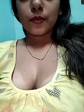 Snapshot of sexyindi_couple chatting on 03/05/25, 05:29 sexyindi couple online show from 03/05/25, 05:29