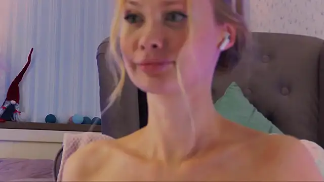 laracroftt1 online show from 03/17/25, 11:54