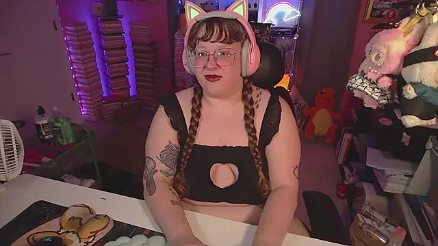 Snapshot of FatVeronica chatting on 06/24/26, 02:43 FatVeronica online show from 06/24/26, 02:43